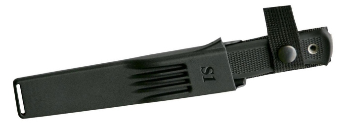 Il coltello al sicuro nel fodero in Zytel nero (notare il nome del coltello, S1, marchiato sul davanti)