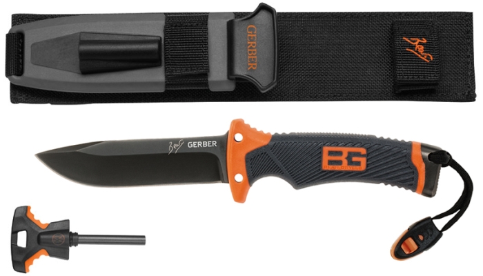 Il coltello Gerber Bear Grylls Ultimate Fine Edge tra il fodero, l'acciarino e il fischio