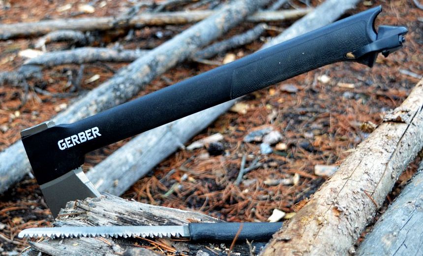 Ascia tattica Gerber Gator Combo II e coltello dentato nel loro ambiente naturale