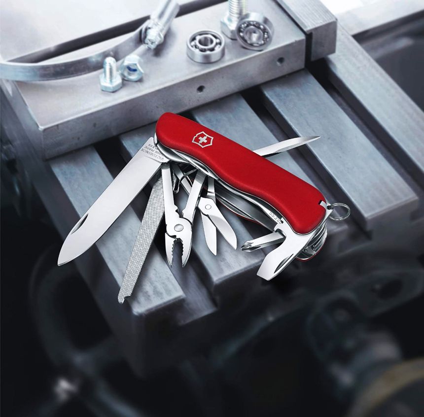 Il coltellino svizzero multiuso Victorinox Work Champ con in bella mostra i vari utensili a disposizione
