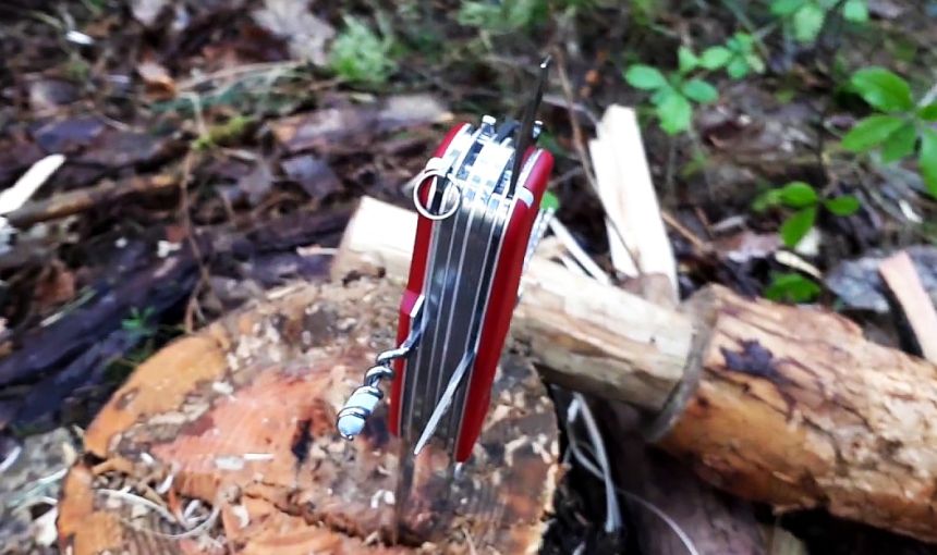 Il coltellino svizzero multiuso Victorinox Work Champ nel suo ambiente naturale