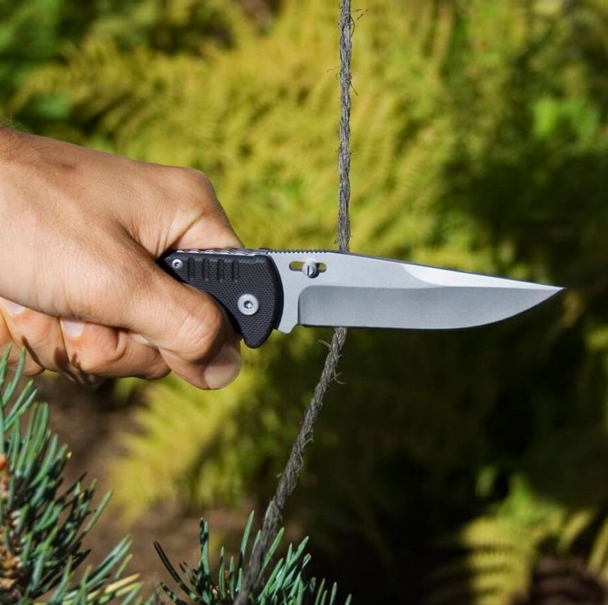 Il coltello a serramanico SOG Fusion Salute Blasted è perfetto come utensile da usare in giardino per le vostre uscite outdoor