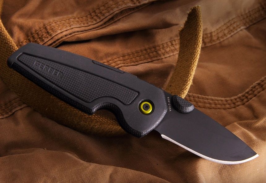 Il coltello a serramanico tascabile Gerber GDC Tech Skin Pocket si infila tranquillamente nella tasca dei pantaloni