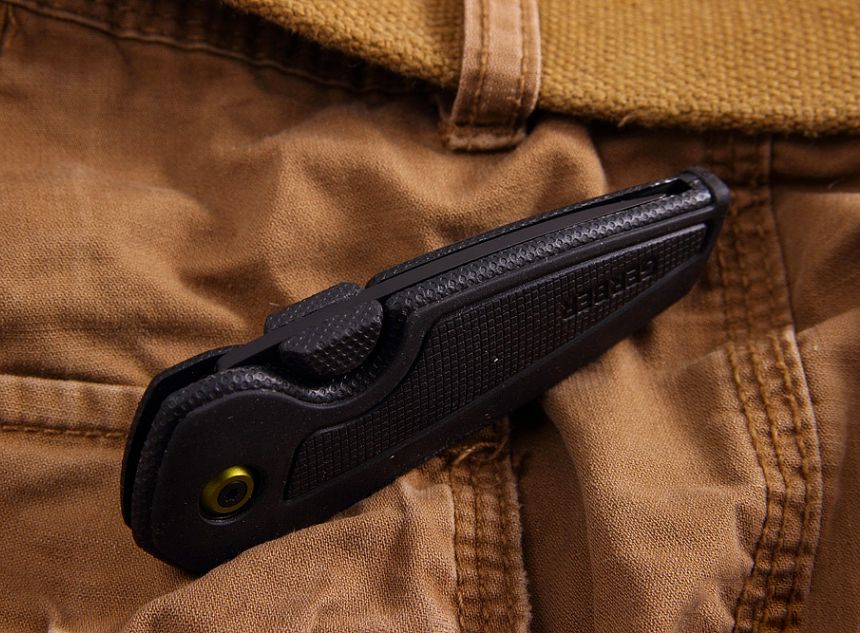 La lama del coltello a serramanico tascabile Gerber GDC Tech Skin Pocket è interamente protetta da materiale in gomma, cosicché potete metterlo senza problemi nella stessa tasca assieme al telefonino