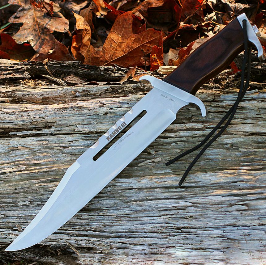 Primo piano del coltello da collezione Rambo III formato da Sylvester Stallone