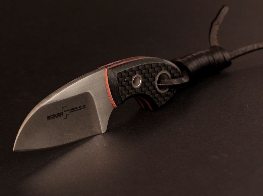 Oltre al coltello, all'interno della confezione troverete anche un laccetto in cuoio nero che rende il Böker Plus Gnome Decade Edition ancora più esclusivo