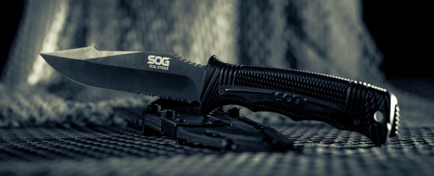 Il coltello militare SOG SEAL Strike ha un design decisamente accattivante e per certi versi futuristico
