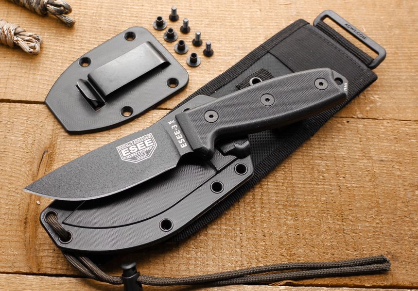 Il coltello ESEE-3MIL con lama al carbonio 1095 e manico con guancette in micarta, in total black