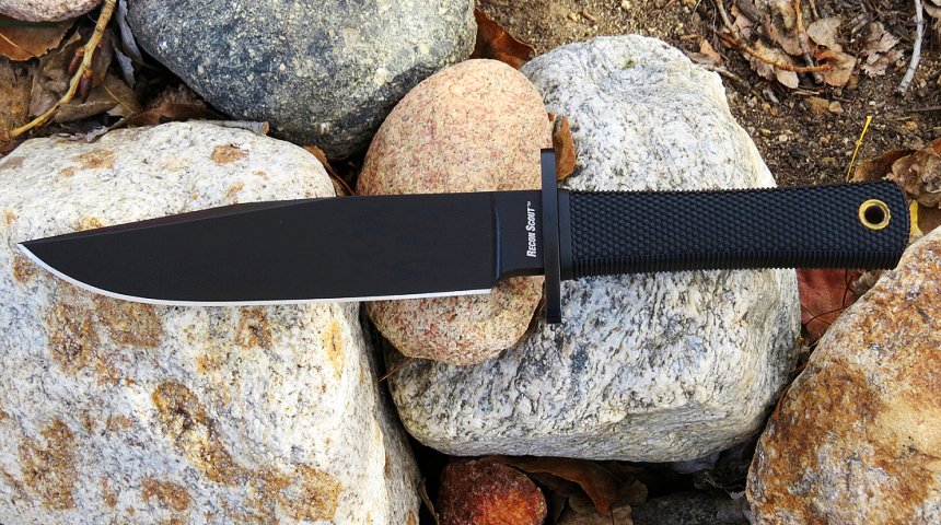 Il coltello Cold Steel Recon Scout è prodotto con un acciaio giapponese ad alto contenuto di carbonio, che si traduce in una notevole tenuta del filo