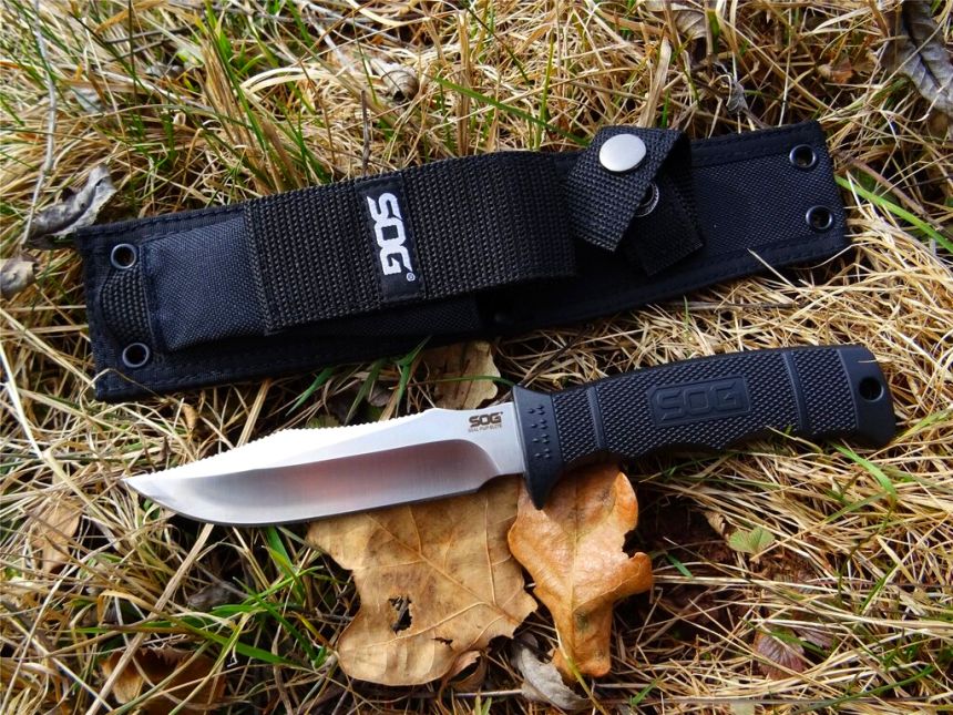 Il coltello militare tattico SOG SEAL Pup Elite con a fianco il fodero in nylon