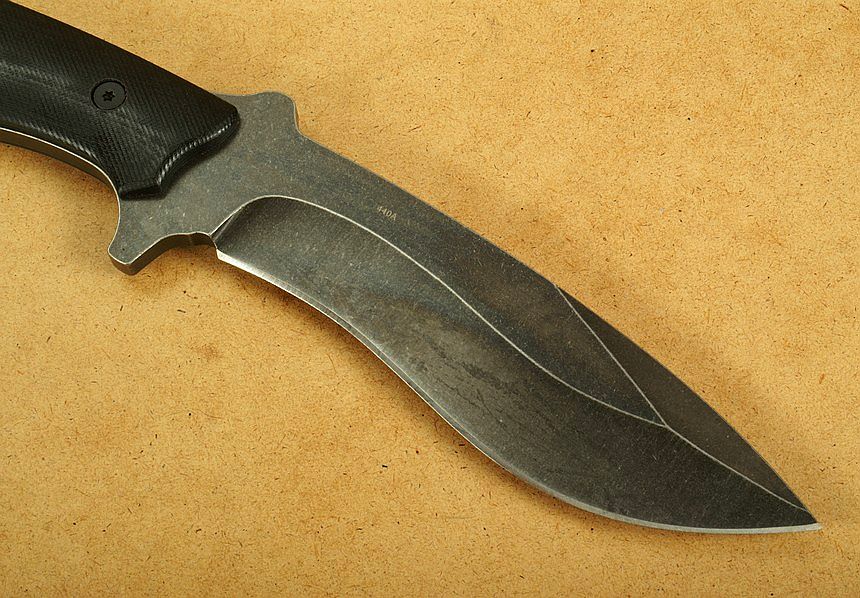 Primo piano della lama in acciaio inox 440A del coltello survival Böker Magnum Khucom