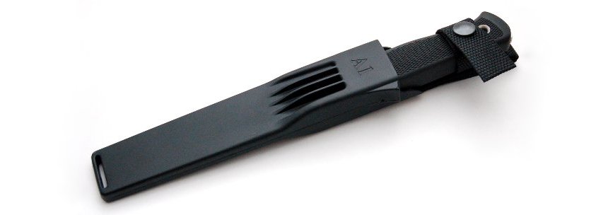 Il coltello al sicuro nel fodero in Zytel® (notare il nome del coltello, A1, stampato sul davanti)