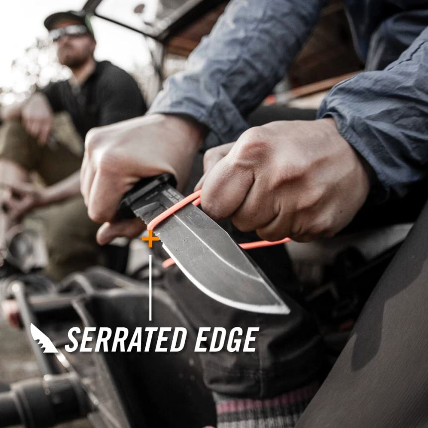 Il coltello survival tattico Gerber Strongarm ha una lama in acciaio ad alto contenuto di carbonio e parzialmente seghettata, ideale per tagliare materiali fibrosi