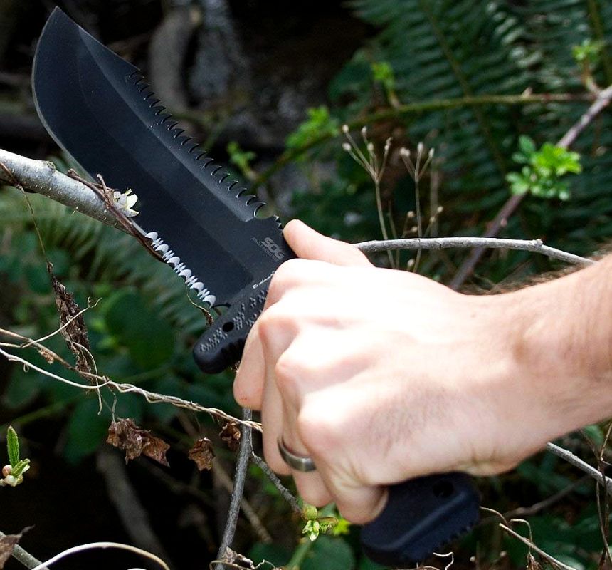 Mai senza nel bosco: coltello survival tattico SOG Jungle Primitive con sega a 18 denti sul dorso della lama