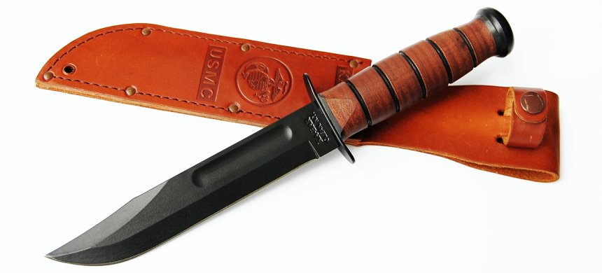 Stavate cercando un coltello classico? Il KA-BAR USMC 1217 è l’originale, con manico e fodero in cuoio (notare lo stemma del Corpo dei Marines)