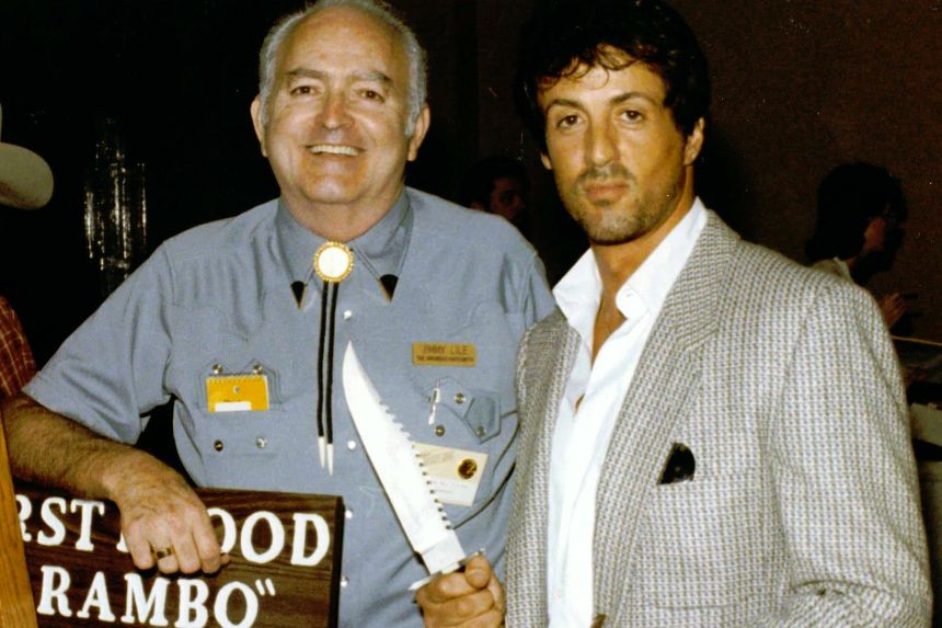 Sylvester Stallone in compagnia di Jimmy Lile, famoso coltellinaio che ha curato la realizzazione del coltello usato per girare il film